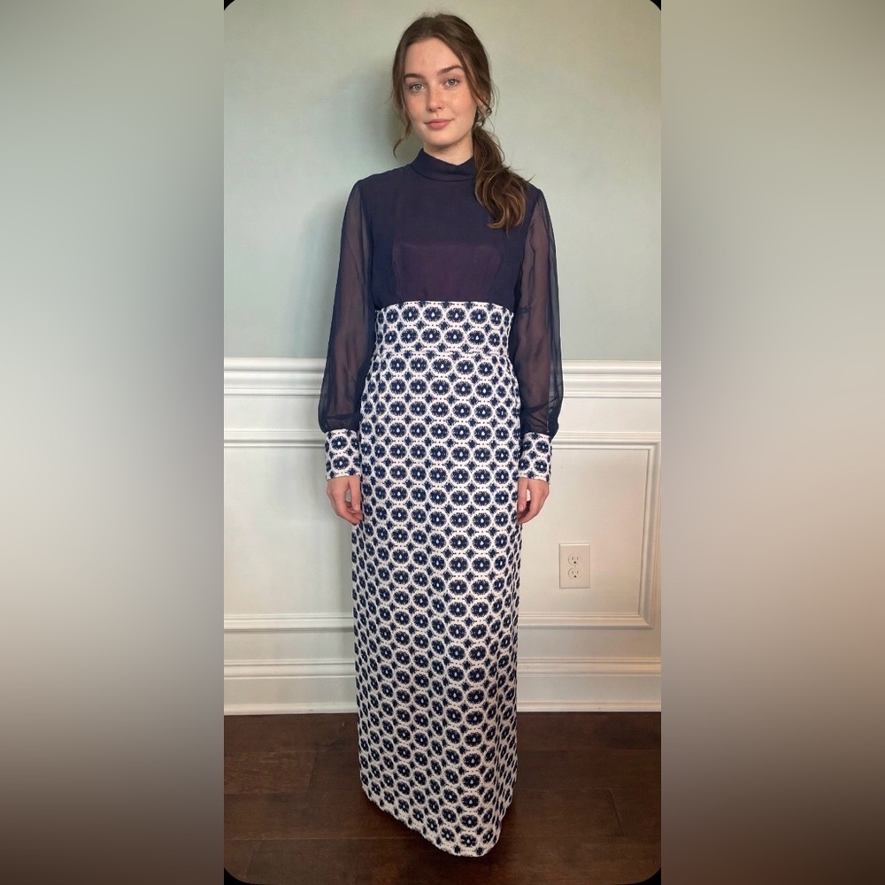 VTG 70’s Navy And White Textured Long Sleeve Maxi Dress Size: Large
